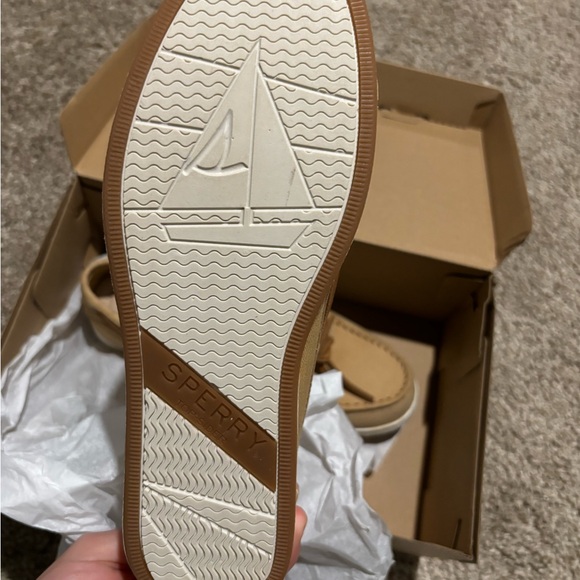 Women’s Sperry boat shoes - Picture 2 of 4